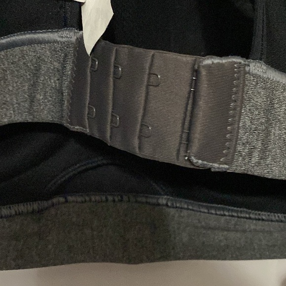 UNDER ARMOUR SPORTS BRA SIZE 36DD ADJUSTABLE CRISS CROSS STAPS BLACK GRAY CLEAN - Picture 7 of 10